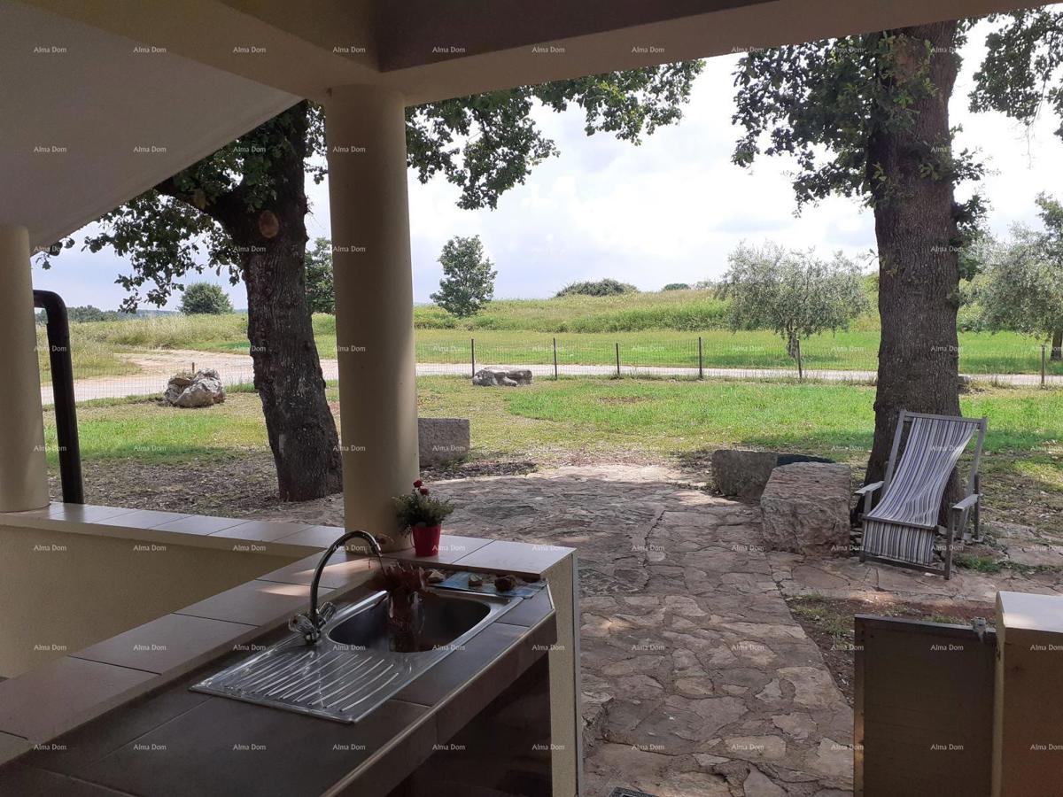 NOVIGRAD - Prodaja dveh stanovanj v družinski hiši