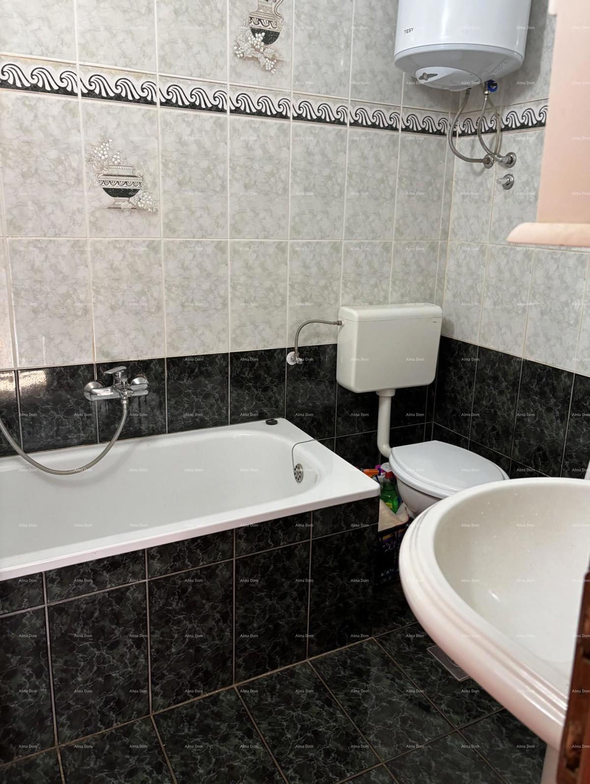 NOVIGRAD - Prodaja dveh stanovanj v družinski hiši