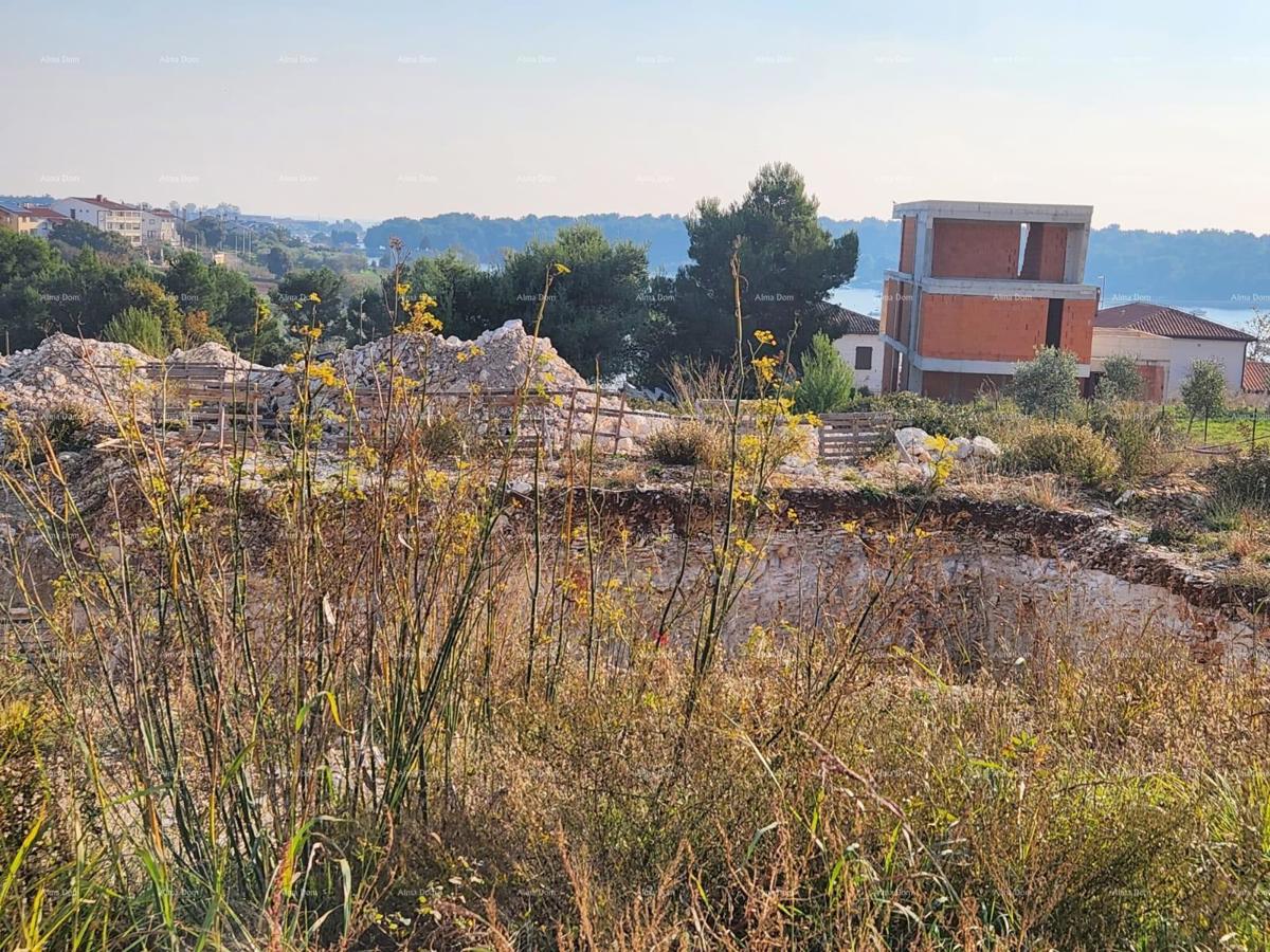 Medulin, Mukalba – Gradbena parcela z začetim gradbeništvom.