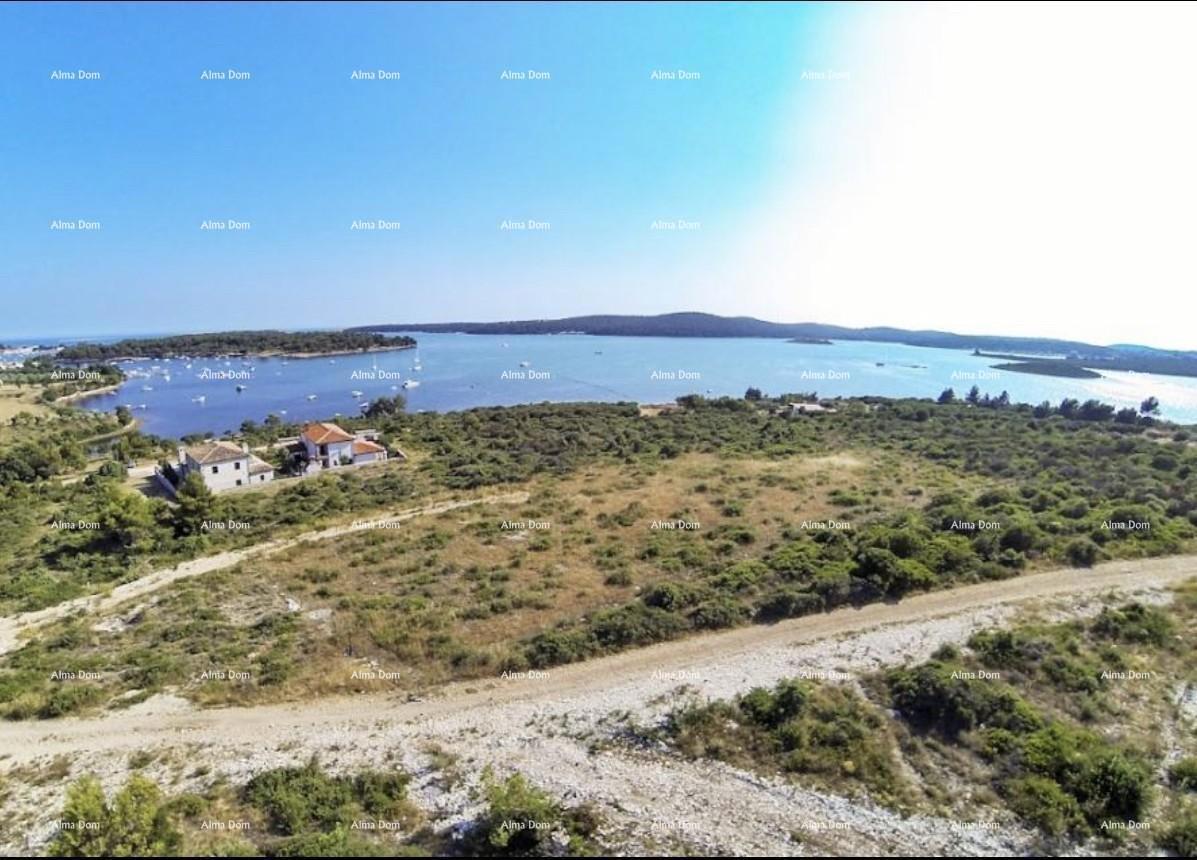 Medulin, Mukalba – Gradbena parcela z začetim gradbeništvom.