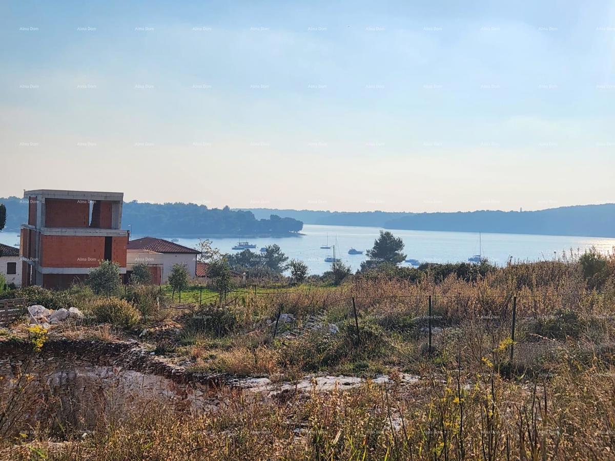 Medulin, Mukalba – Gradbena parcela z začetim gradbeništvom.