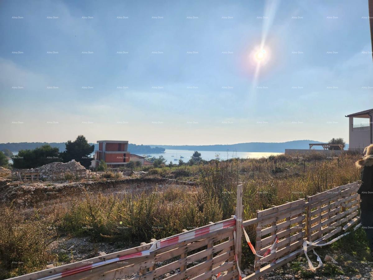 Medulin, Mukalba – Gradbena parcela z začetim gradbeništvom.