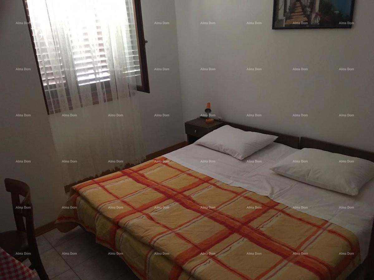 Na novo ponujen apartma v Premanturi blizu morja.  Apartma G se nahaja v pritličju in je sestavljen iz predsobe, dveh spalnic, kopalnice, prostorne dnevne sobe s kuhinjo in jedilnico. Stanovanje je svetlo in prostorno ter ima veliko odprtin