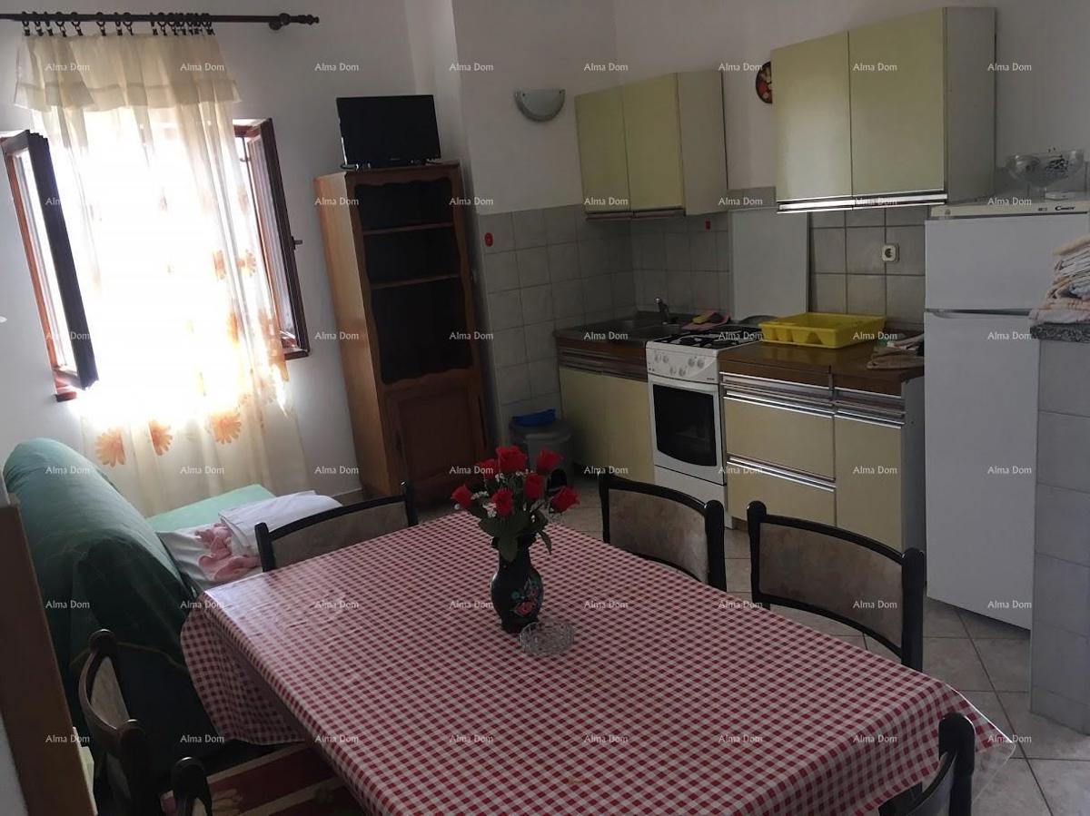 Na novo ponujen apartma v Premanturi blizu morja.  Apartma G se nahaja v pritličju in je sestavljen iz predsobe, dveh spalnic, kopalnice, prostorne dnevne sobe s kuhinjo in jedilnico. Stanovanje je svetlo in prostorno ter ima veliko odprtin