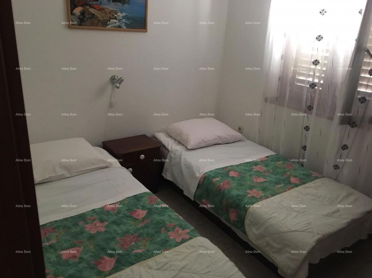 Na novo ponujen apartma v Premanturi blizu morja.  Apartma G se nahaja v pritličju in je sestavljen iz predsobe, dveh spalnic, kopalnice, prostorne dnevne sobe s kuhinjo in jedilnico. Stanovanje je svetlo in prostorno ter ima veliko odprtin
