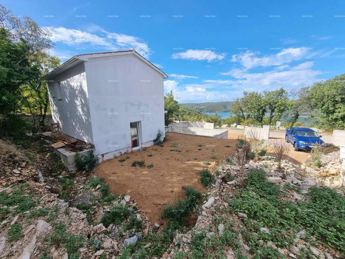 Prodaja kuće s bazenom i pogledom na more – mirno selo Raša