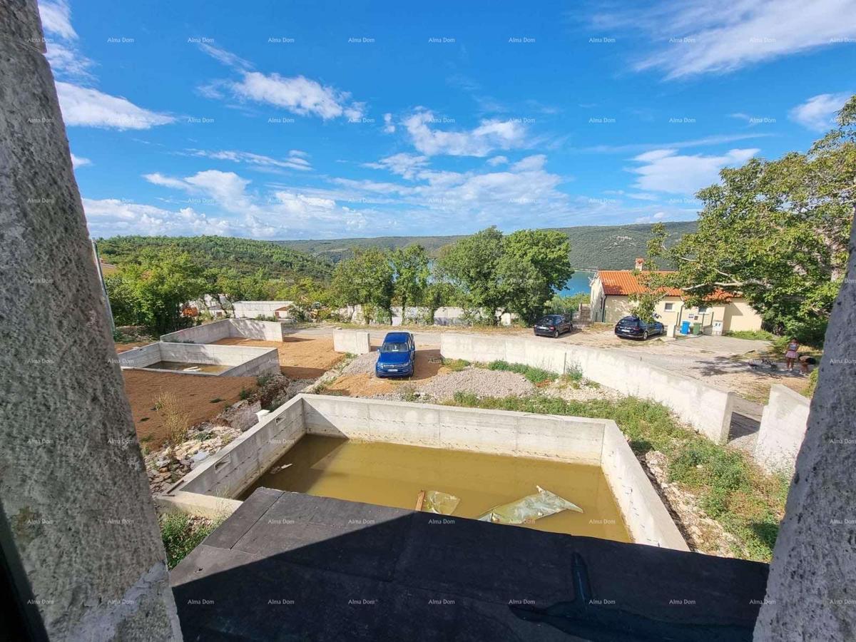 Prodaja kuće s bazenom i pogledom na more – mirno selo Raša