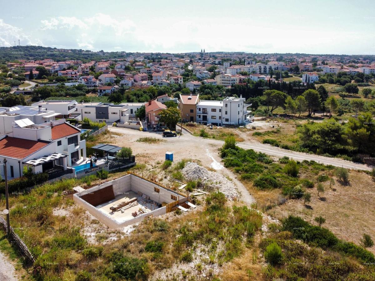 Medulin, Mukalba – Gradbena parcela z začetim gradbeništvom.
