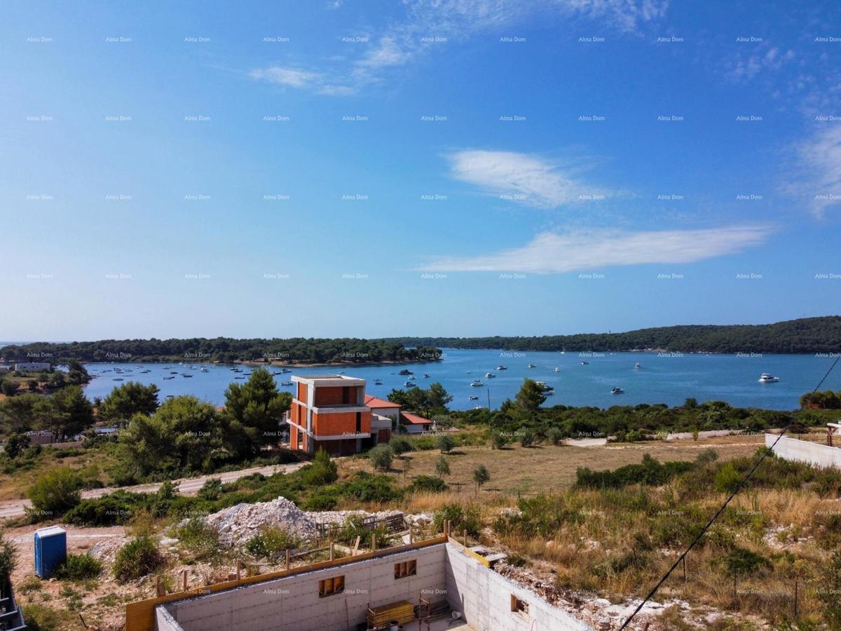 Medulin, Mukalba – Gradbena parcela z začetim gradbeništvom.