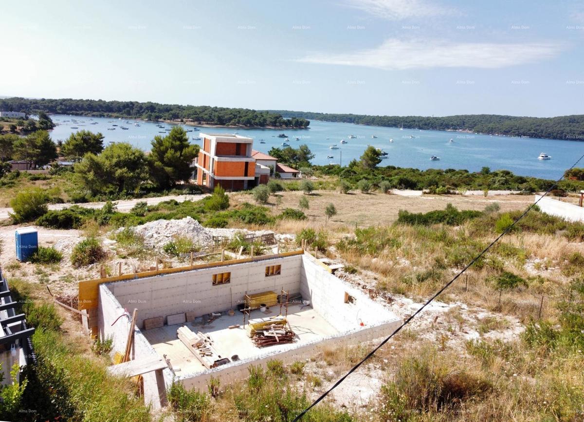 Medulin, Mukalba – Gradbena parcela z začetim gradbeništvom.