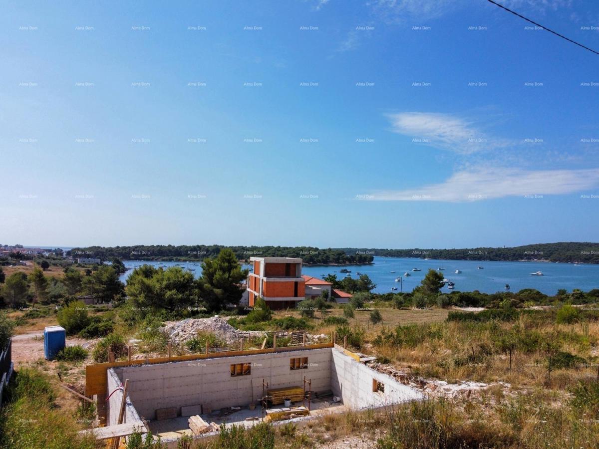 Medulin, Mukalba – Gradbena parcela z začetim gradbeništvom.