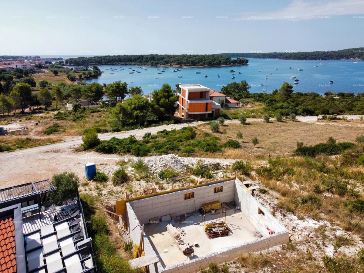 Medulin, Mukalba – Gradbena parcela z začetim gradbeništvom.