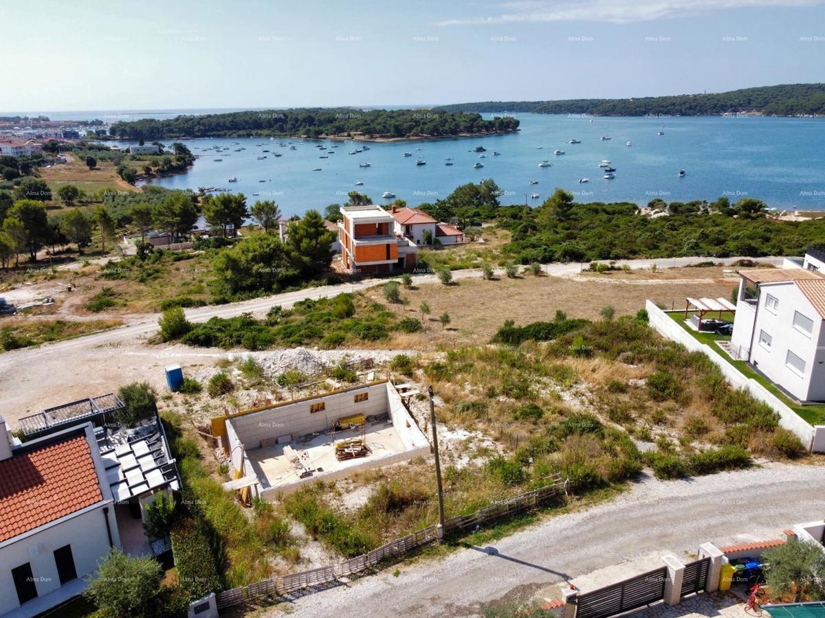 Medulin, Mukalba – Gradbena parcela z začetim gradbeništvom.