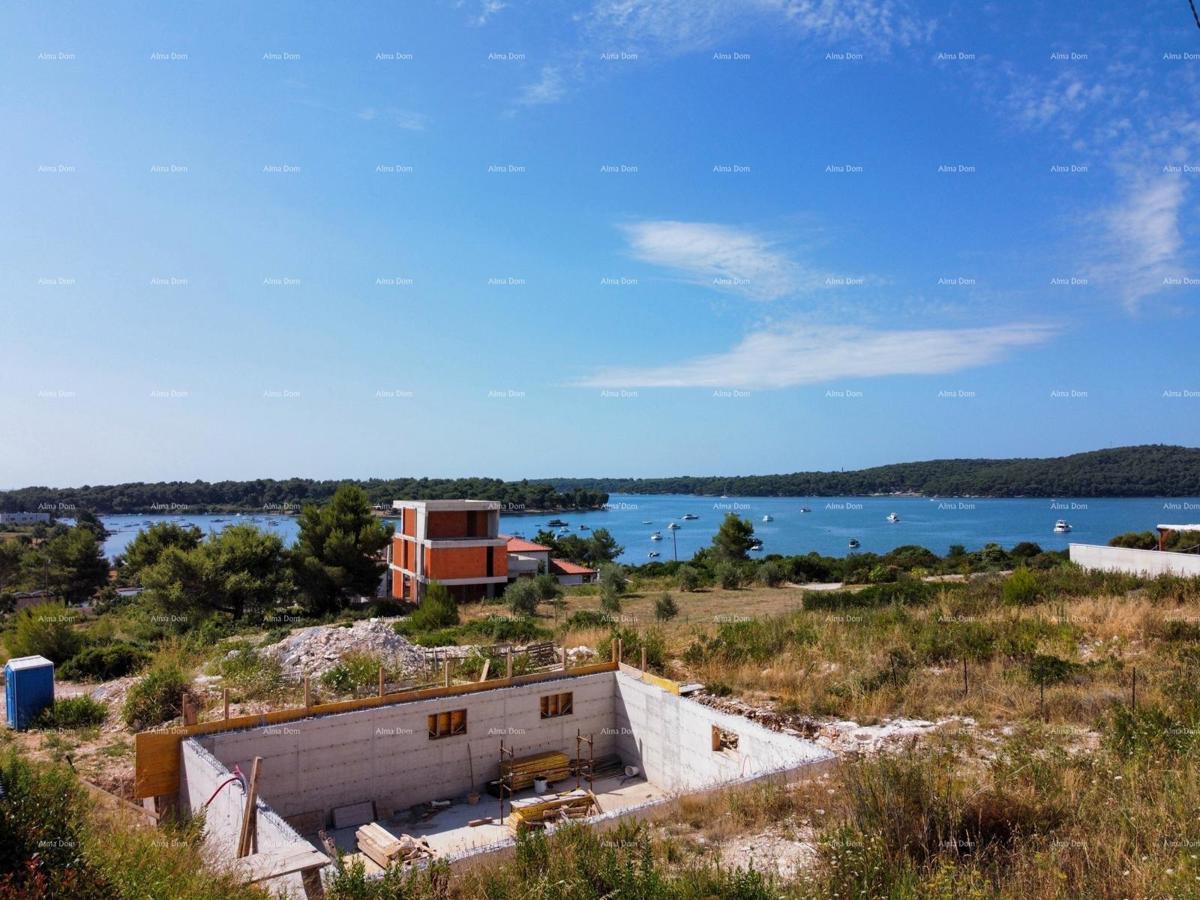Medulin, Mukalba – Gradbena parcela z začetim gradbeništvom.