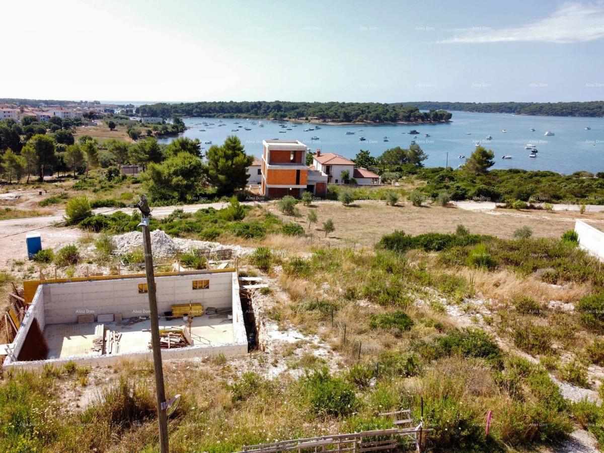Medulin, Mukalba – Gradbena parcela z začetim gradbeništvom.