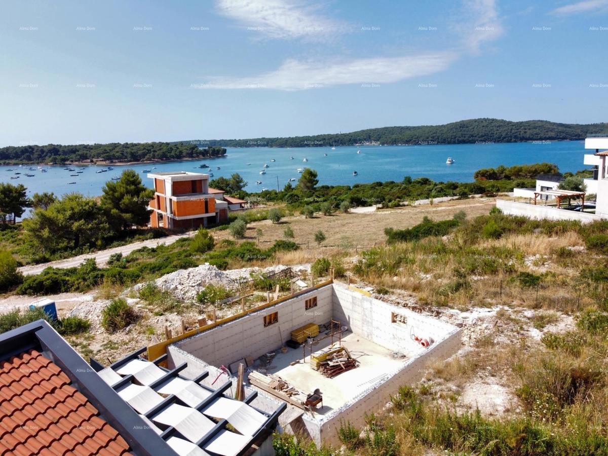 Medulin, Mukalba – Gradbena parcela z začetim gradbeništvom.