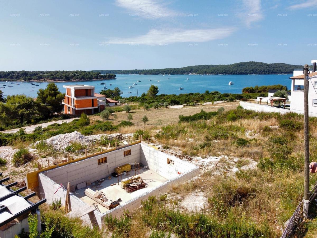 Medulin, Mukalba – Gradbena parcela z začetim gradbeništvom.