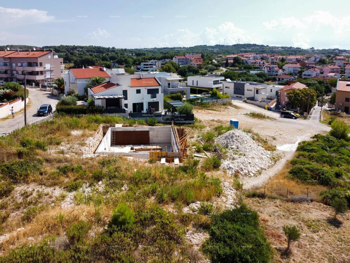 Medulin, Mukalba – Gradbena parcela z začetim gradbeništvom.