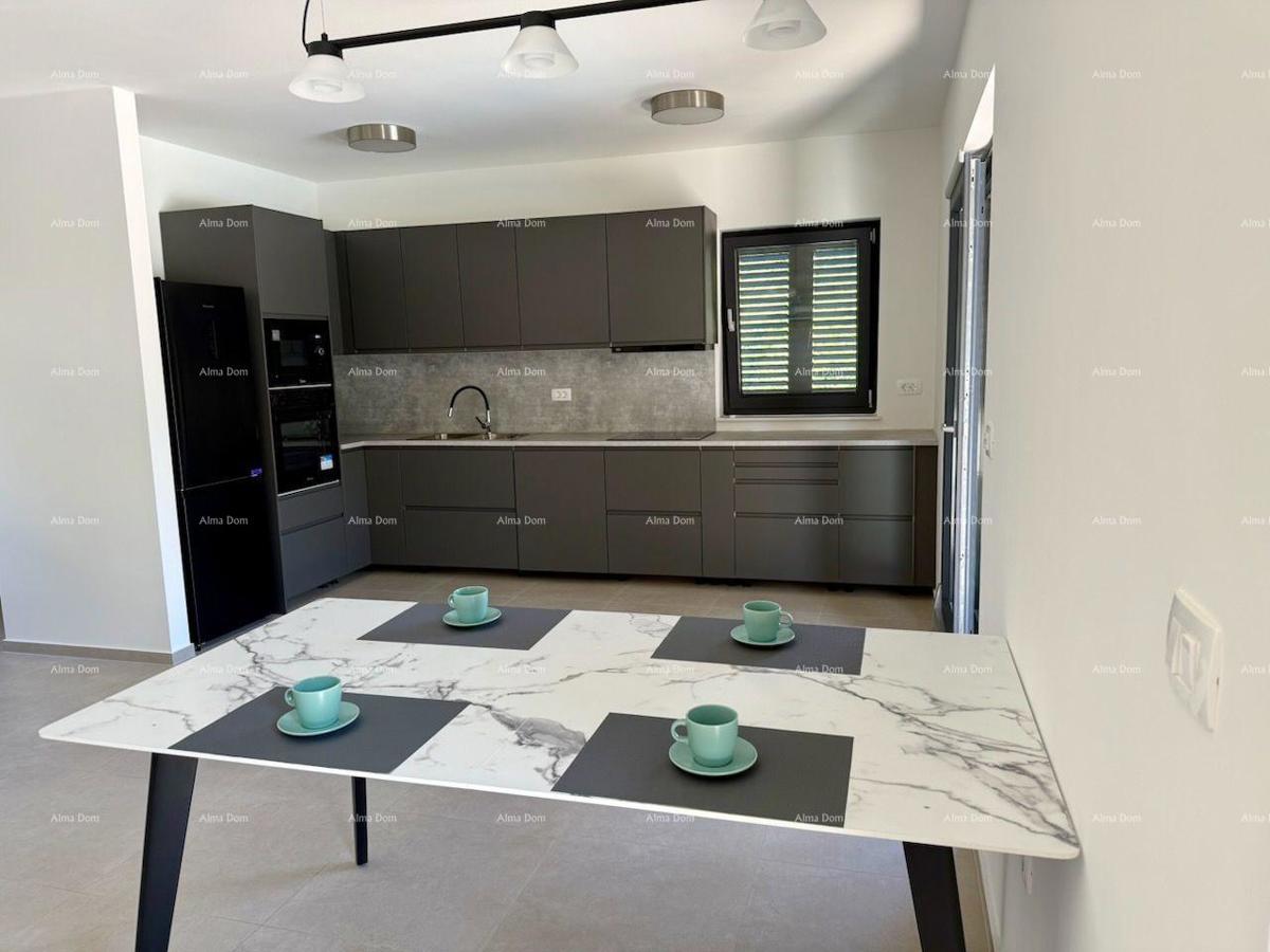 Prodaja novoizgrajene, moderno opremljene hiše s bazenom, Rakalj!