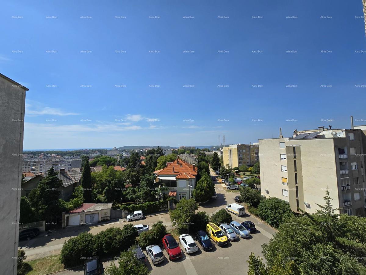 Stan s pogledom na more v Puli - udoben življenjski stil v četrtem nadstropju!