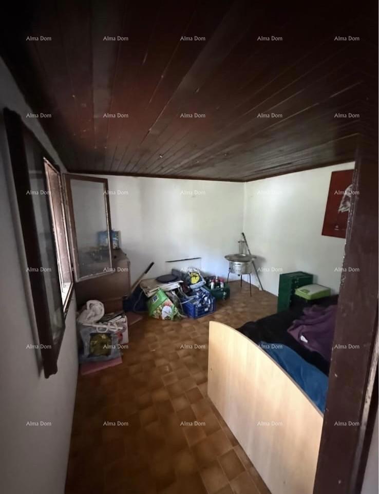 Prodamo dve manjši legalizirani hiši z zemljiščem