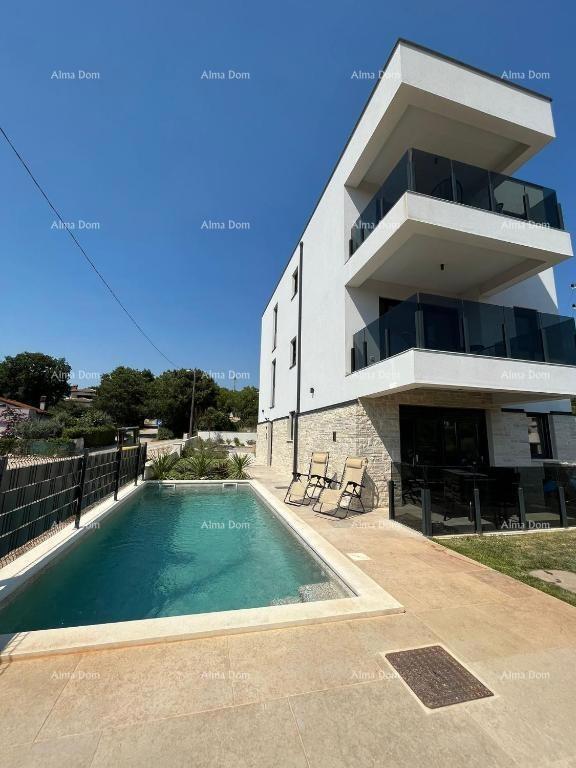 Moderna hiša s bazenom v Medulinu, idealna za družino ali naložbo!