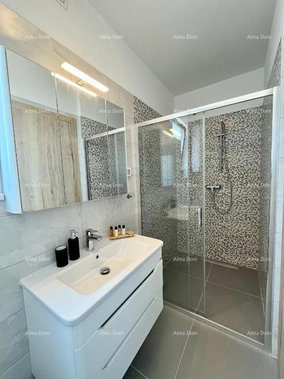 Moderna hiša s bazenom v Medulinu, idealna za družino ali naložbo!