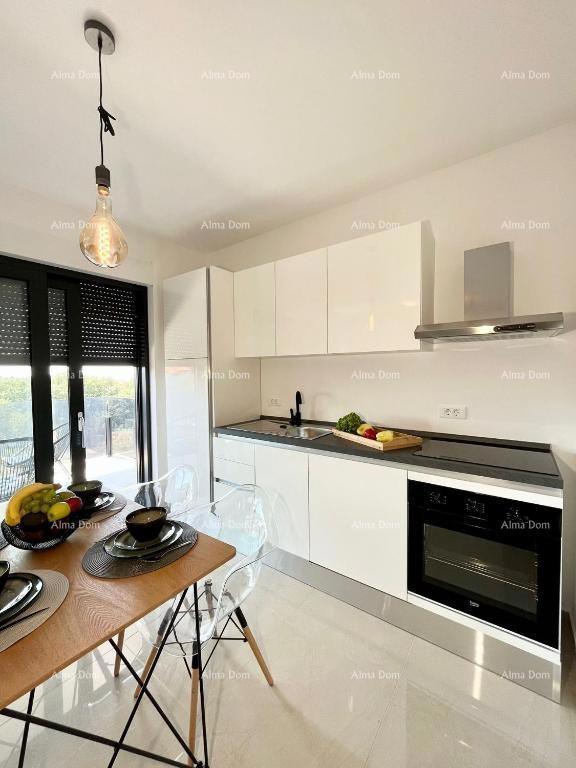 Moderna hiša s bazenom v Medulinu, idealna za družino ali naložbo!