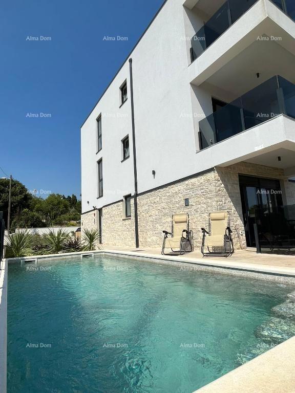 Moderna hiša s bazenom v Medulinu, idealna za družino ali naložbo!