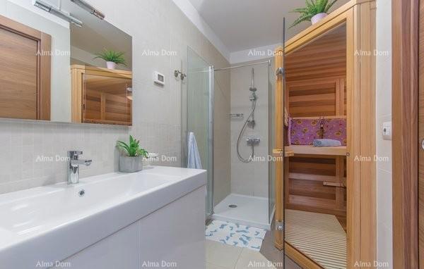 Hiša v Novigradu z bazenom in savno, 1000 m od morja