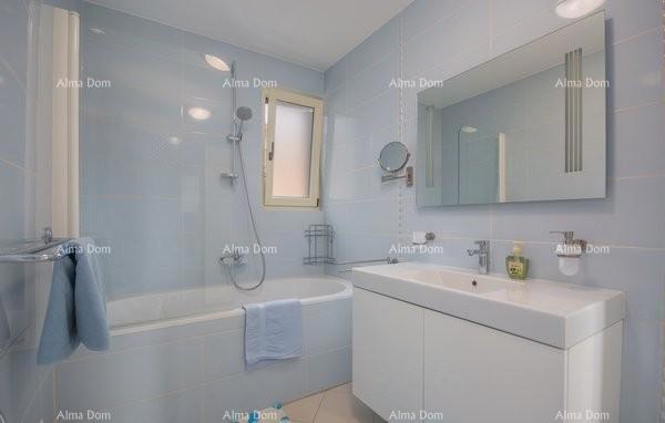 Hiša v Novigradu z bazenom in savno, 1000 m od morja