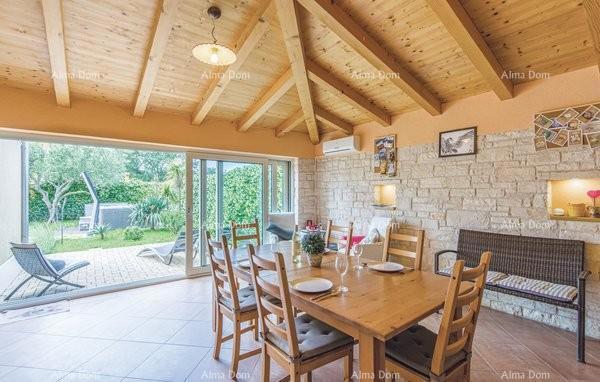 Hiša v Novigradu z bazenom in savno, 1000 m od morja