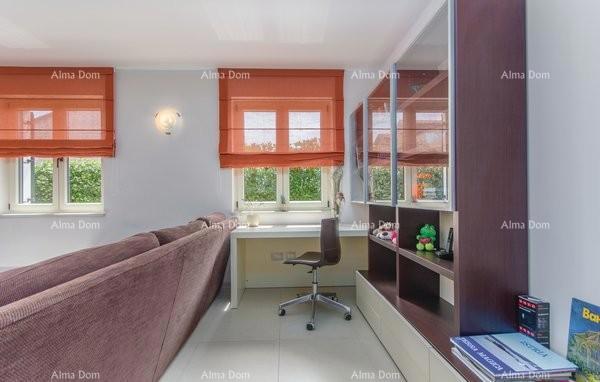 Hiša v Novigradu z bazenom in savno, 1000 m od morja