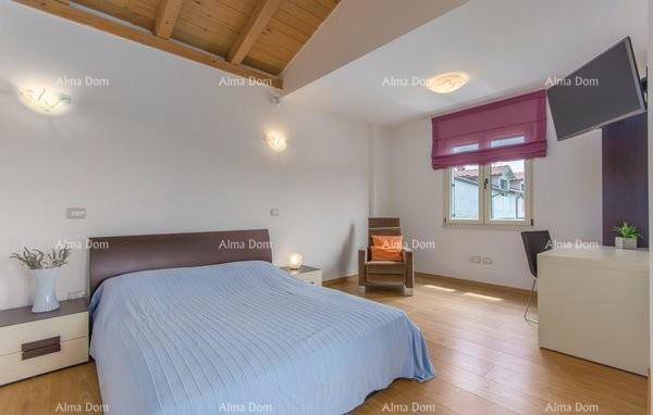 Hiša v Novigradu z bazenom in savno, 1000 m od morja