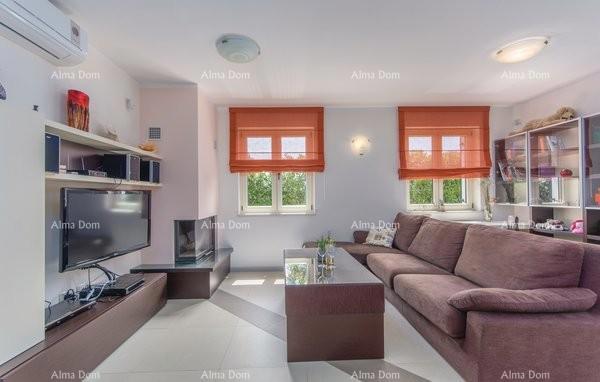 Hiša v Novigradu z bazenom in savno, 1000 m od morja