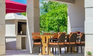 Prodamo čudovito vilo, Marčana