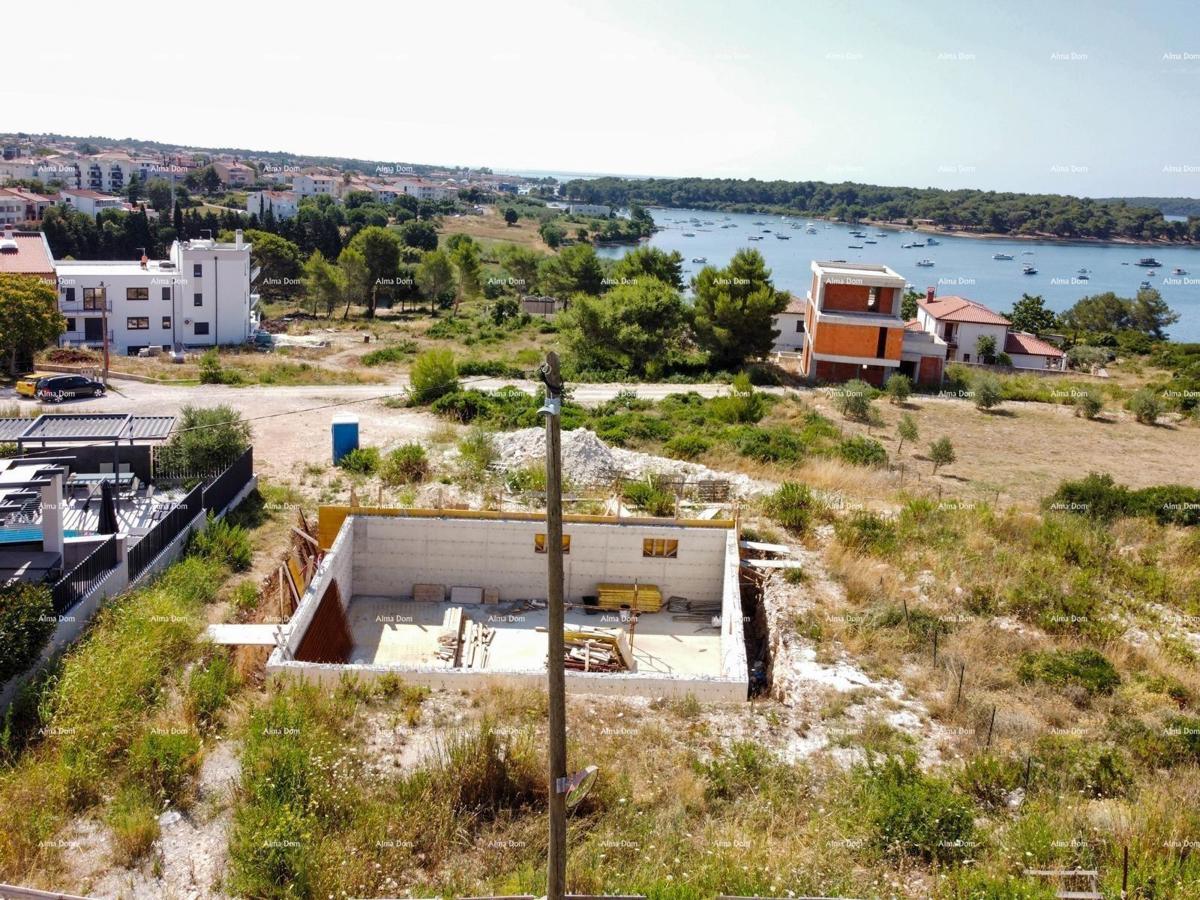 Medulin, Mukalba – Gradbena parcela z začetim gradbeništvom.