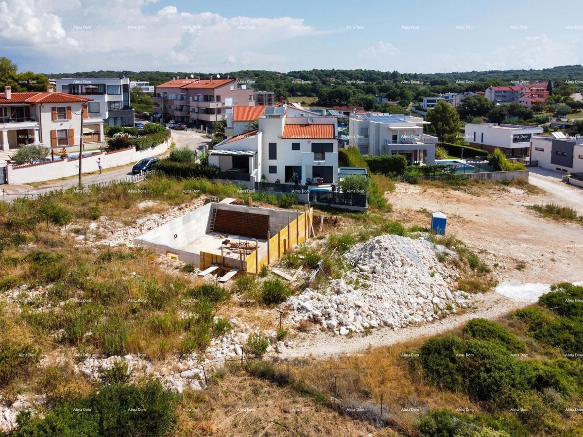 Medulin, Mukalba – Gradbena parcela z začetim gradbeništvom.