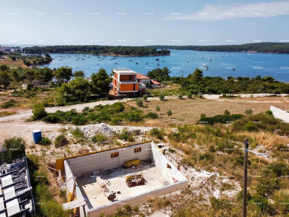 Medulin, Mukalba – Gradbena parcela z začetim gradbeništvom.