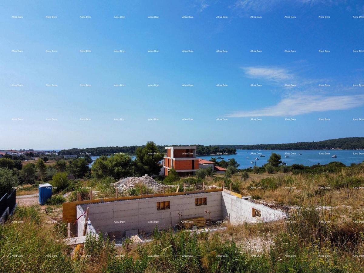 Medulin, Mukalba – Gradbena parcela z začetim gradbeništvom.