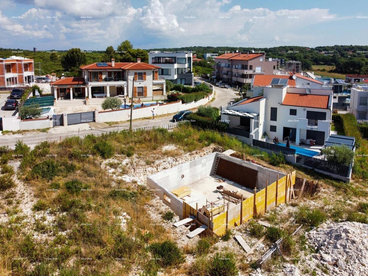 Medulin, Mukalba – Gradbena parcela z začetim gradbeništvom.