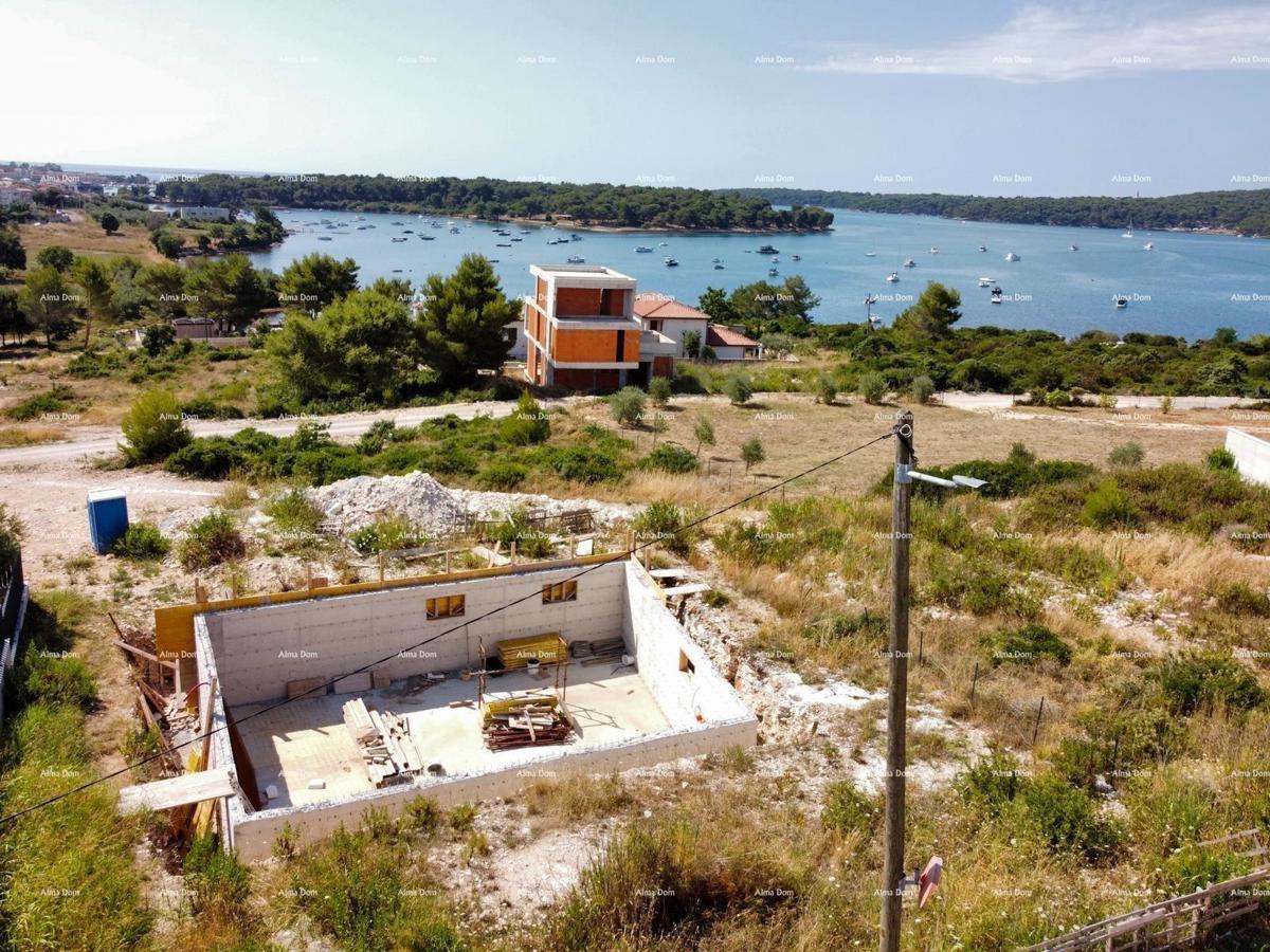 Medulin, Mukalba – Gradbena parcela z začetim gradbeništvom.