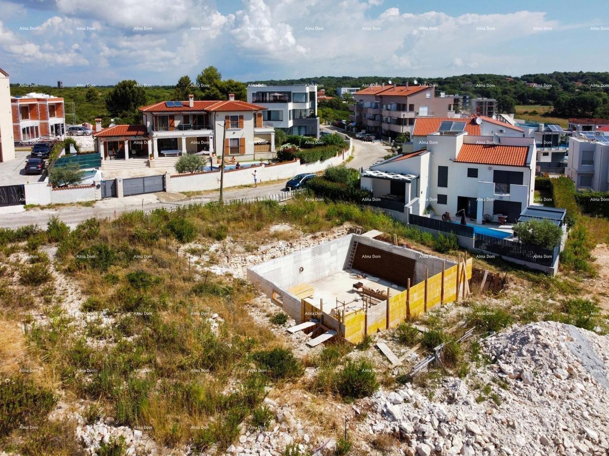 Medulin, Mukalba – Gradbena parcela z začetim gradbeništvom.