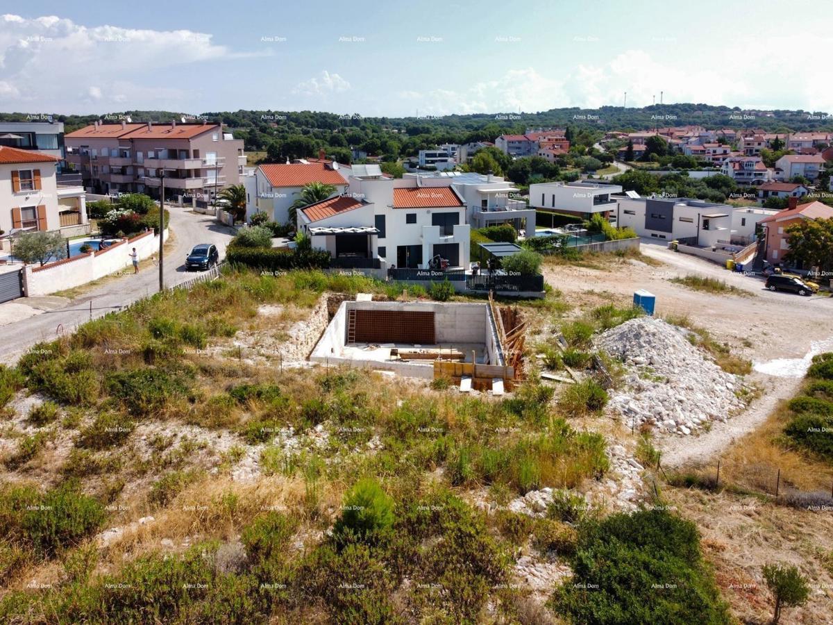 Medulin, Mukalba – Gradbena parcela z začetim gradbeništvom.