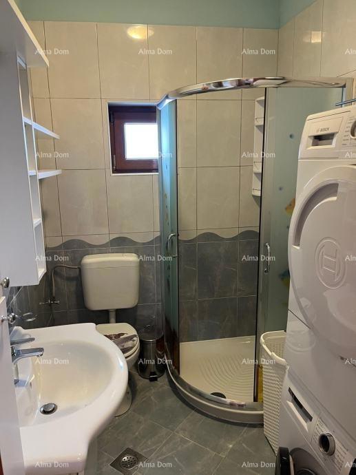 Poreč - Prostorno in popolnoma opremljeno stanovanje na odlični lokaciji!