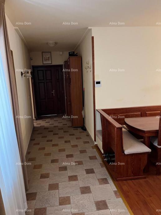 Poreč - Prostorno in popolnoma opremljeno stanovanje na odlični lokaciji!