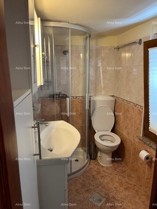 Poreč - Prostorno in popolnoma opremljeno stanovanje na odlični lokaciji!