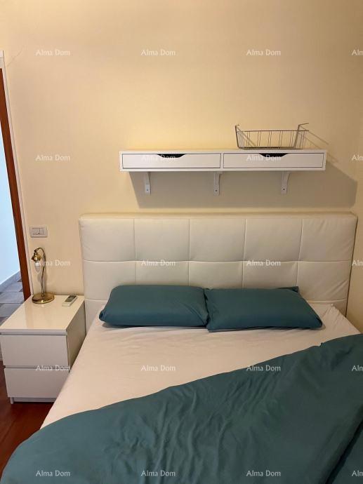 Poreč - Prostorno in popolnoma opremljeno stanovanje na odlični lokaciji!