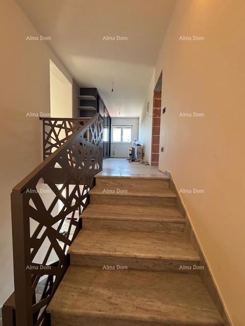 Šišan. Novozgrajena hiša z bazenom