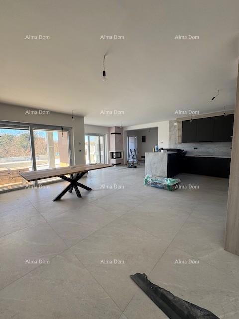 Šišan. Novozgrajena hiša z bazenom